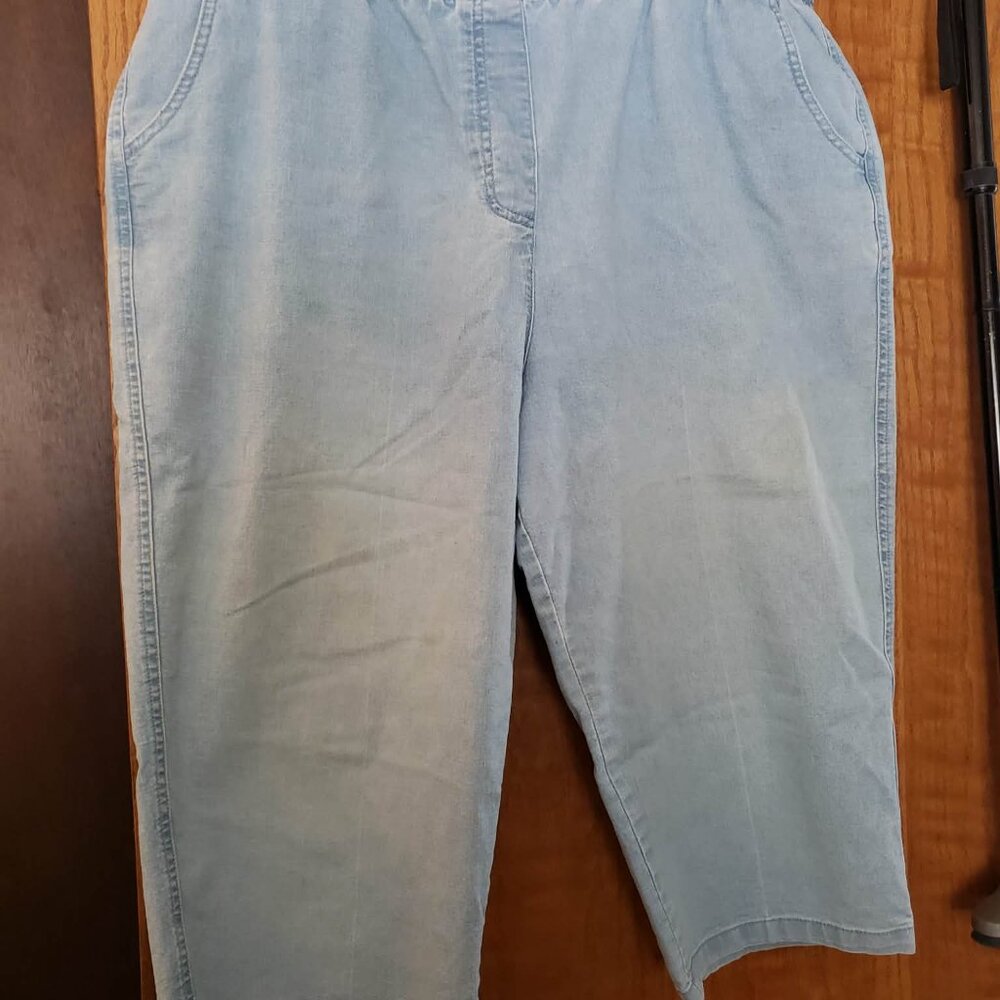 ALIA Petite Pull-On Light Denim Capri Pants – Size 14P